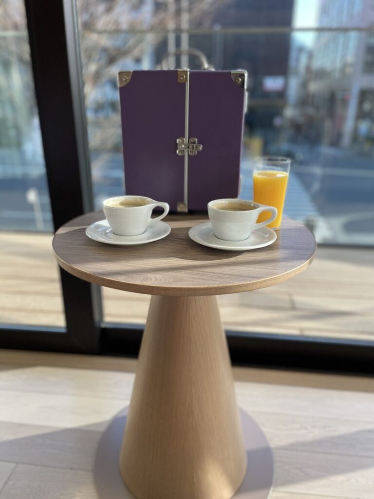 紫トランクとコーヒー