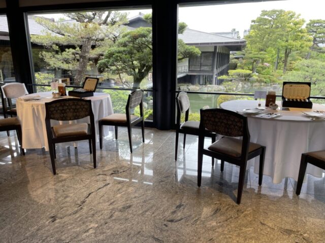 平安窓際席